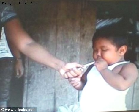印尼2岁儿童吸烟成“烟鬼”