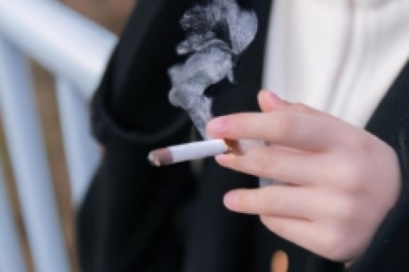 2023女士香烟(2023女士香烟，充满了女性的魅力，让喜欢吸烟的女性们在享受烟草的同时，更能体现出自身的个