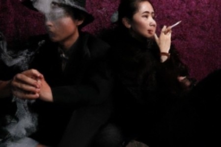 阿诗玛香烟图片两个人(阿诗玛香烟：香气扑鼻的经典口感)