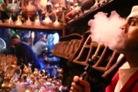 阿拉伯水烟的正确吸法(阿拉伯水烟，又称为水烟袋或挂烟袋，相信许多人都曾经尝试过。虽然吸水烟的过程看起
