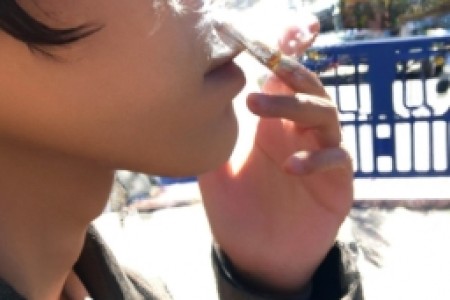 青少年吸烟的危害(香烟世界：青少年吸烟的危害)