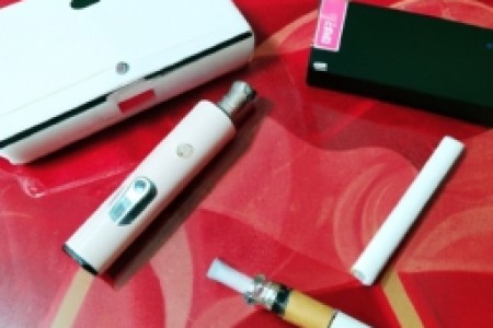 电子烟和香烟哪个对人体危害大(电子烟与香烟，哪个对人体危害大？)