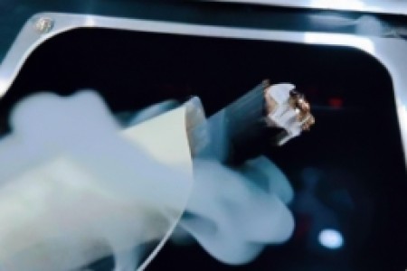 吃电子香烟对人有害吗(电子烟能否代替香烟成为更健康新选择一直备受争议，关于电子烟是否有害于健康，网络