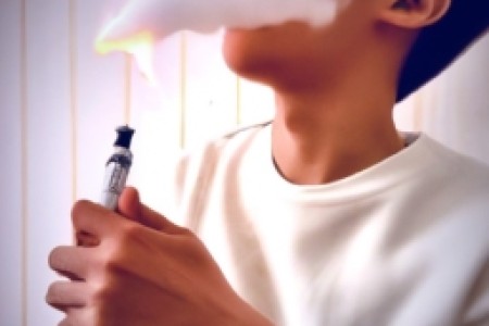 电子烟对青少年的危害有哪些(电子烟：青少年的“禁品”，你真的了解它的危害吗？)