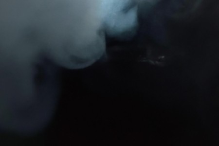 电子烟吐出来的雾有害吗(电子烟新生代：围绕电子烟吐出来的雾有害吗？)
