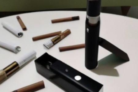 电子烟与传统香烟哪个危害更大(电子烟与传统香烟哪个危害更大？)