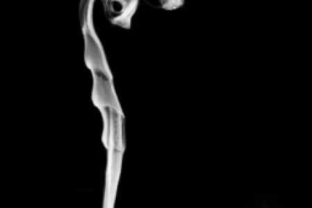 怎样吐出烟圈是心形的(如何吐出烟圈是心形，这是一道“烟雾艺术”的难题，但对于烟民而言，这是一件很有趣