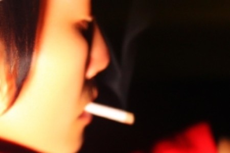 吸二手烟和吸烟哪个危害大(吸二手烟和吸烟哪个更危害？)