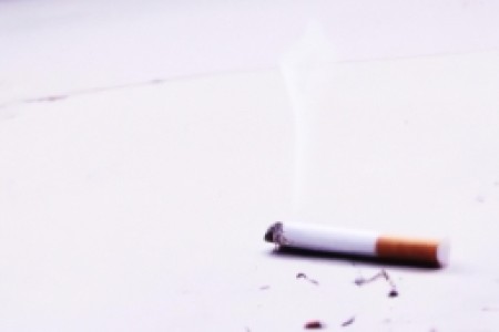 未成年吸烟危害(未成年人吸烟：成长途中的致命选择)