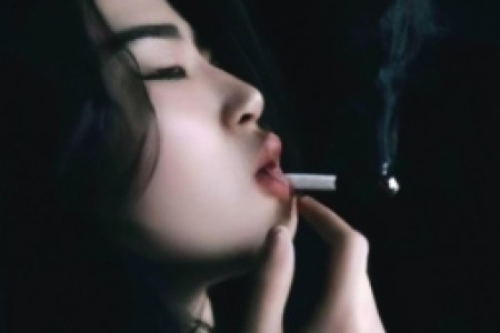 女士烟会上瘾吗(女士烟会上瘾吗？)