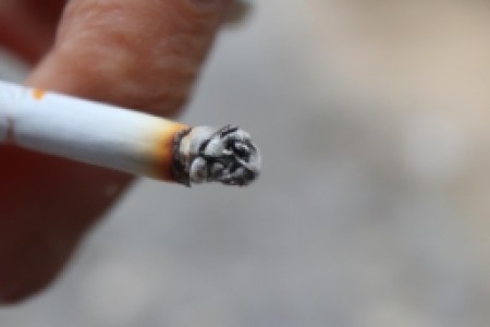 吸烟危害说(吸烟是人类最先开始的不良习惯之一，也是全球范围内很多人口健康问题的原因之一。此外，吸烟能