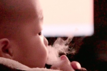 吸烟对婴儿的危害(吸烟父母的婴儿健康之路)