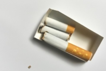 吸烟的牙齿(吸烟毁牙齿，牙齿为何成为香烟世界的牺牲品？)