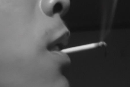 吸烟对身体的危害(在我们的日常生活中，我们常常可以见到和闻到吸烟的人。然而，吸烟不仅对自己的身体有害