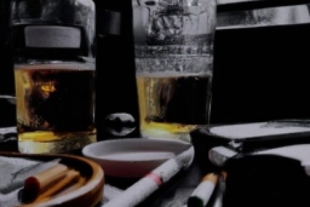 吸烟和喝酒的危害(吸烟与饮酒，两种看似有些不同的行为，但却有一共同点：都会对人体产生极大的危害。在这