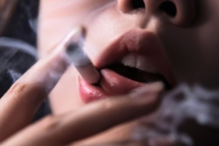 吸烟的女的(香烟世界——女性吸烟文化探析)