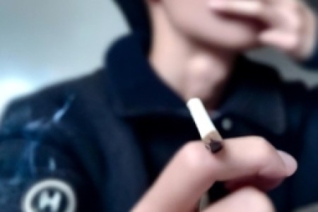 吸烟对青少年的危害(青少年与吸烟：毒瘤的危害)