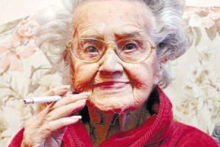 史上最长烟龄的老太太＿烟龄长达80多年