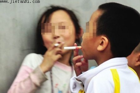 学生抽“香烟糖”吓坏父母