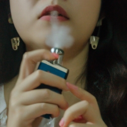 女人抽电子烟的危害(女人抽电子烟：一种不良的行为习惯)